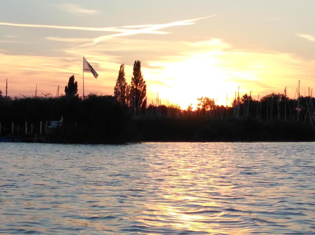 Pfahlbau Sunset I Toplage Elektroboot Inklusive Rust Exterior photo